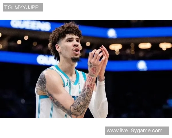 拉梅洛鲍尔表现出色13投8中三分4中8砍下20分助攻6次正负值高达27 拉梅洛鲍尔表现出色13投8中三分4中8砍下20分助攻6次正负值高达27