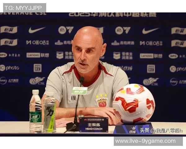 海港新闻官分享球队全家福穆斯卡特居中六名外援齐聚一堂 海港新闻官分享球队全家福穆斯卡特居中六名外援齐聚一堂