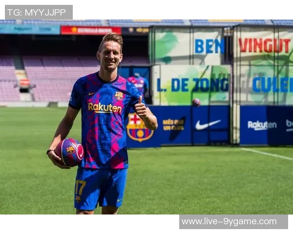 埃因霍温宣布卢克德容告别仪式球员荣登星光大道荣耀时刻