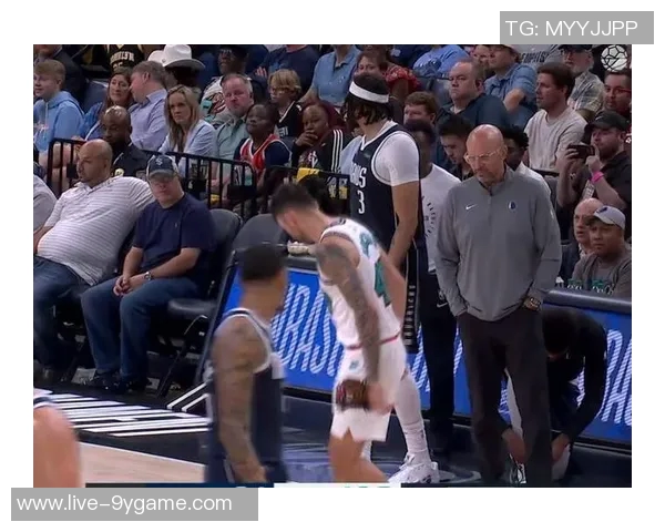 浓眉称赞里夫斯表现出色球迷高喊MVP展现支持与期待 浓眉称赞里夫斯表现出色球迷高喊MVP展现支持与期待