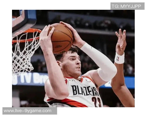 克林根在比赛中受伤手臂不适开拓者媒体人希望只是轻伤无大碍